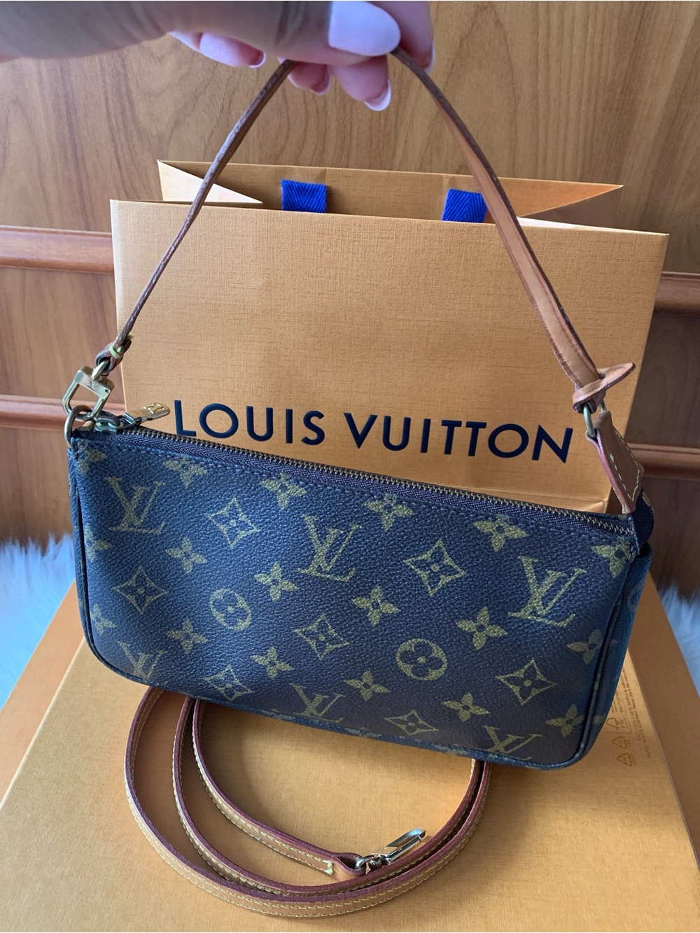 9️⃣5️⃣0️⃣🇨🇦LV Monogram Pochette Accesories
with short and long vachetta strap 👜